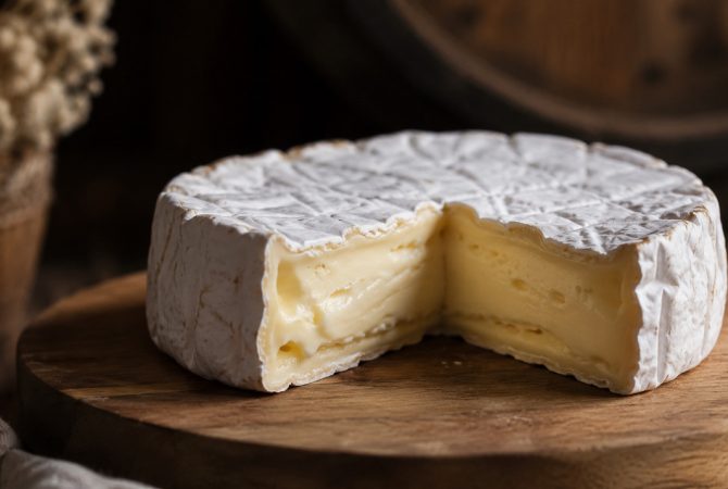 O segredo da casca aveludada do brie: por que ela deixa o queijo tão cremoso?