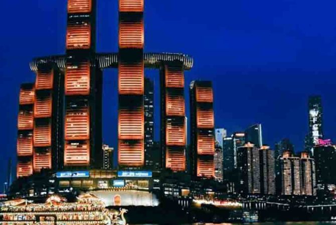 Inusitado: Cidade da China tem até trem que passa por dentro de prédios