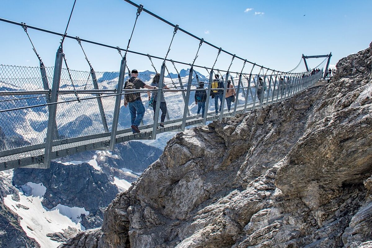 Entre as atrações mais conhecidas está a Cliff Walk, considerada a ponte suspensa mais alta da Europa. Instalada a 3.041 metros de altitude e cerca de 500 metros acima do solo, ela conta com pouco mais de um metro de largura e ultrapassa os 100 metros de comprimento.