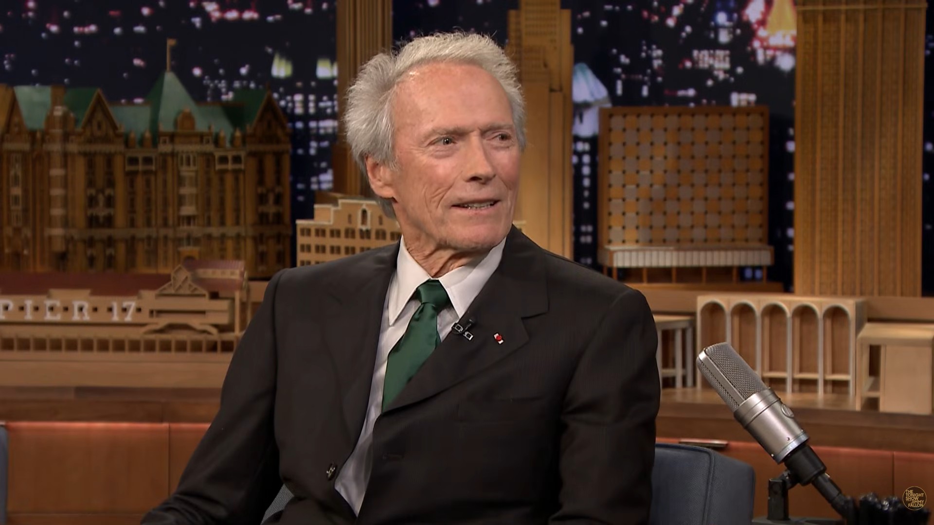Conheça mais sobre a trajetória de Clint Eastwood. Nascido no dia 31 de maio de 1930, em San Francisco, na Califórnia, nos Estados Unidos, ele é um ator e diretor conhecido por papéis marcantes em filmes de faroeste e por ter dirigido filmes ganhadores do Oscar. Durante a carreira, Eastwood recebeu 11 indicações ao Oscar e conquistou 4 estatuetas.
