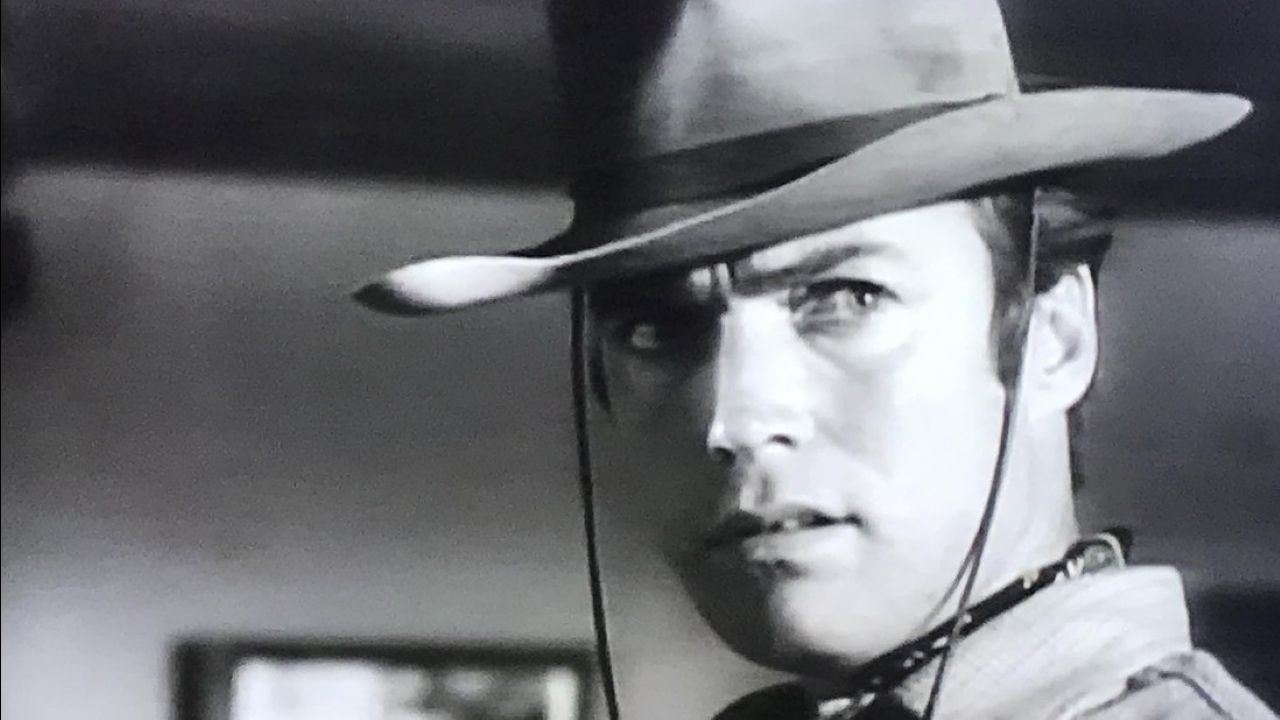 Logo conseguiu um teste e assinou contrato com a Universal. Seus primeiros papéis foram pequenas participações em filmes lançados em 1955. A grande chance de Eastwood veio em 1959, quando ele conseguiu um papel importante na série de TV 