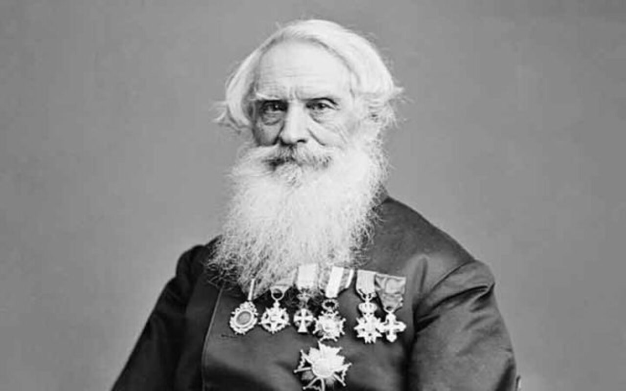 Samuel Finley Breese Morse, americano que nasceu em abril de 1971, foi responsável por uma das mais influentes invenções da história das comunicações, o Código Morse. Criado no século 19, esse sistema de transmissão de mensagens por meio de sinais curtos e longos, os famosos pontos e traços, representou uma revolução ao permitir que informações viajassem a longas distâncias quase instantaneamente. Em um mundo ainda dependente de mensageiros e correspondências físicas, a ideia de codificar palavr -  (crédito: Domínio Público/Wikimedia Commons)