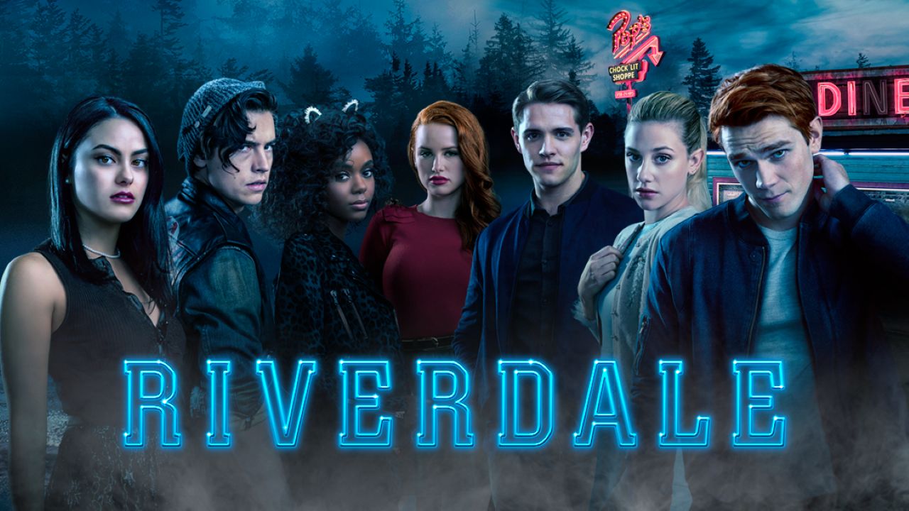 Ela se formou em 2016 na Escola de Artes Tisch, da Universidade de Nova Iorque, e não demorou muito para conquistar seu primeiro trabalho como atriz na televisão. Nesse mesmo ano, foi escolhida para interpretar uma das protagonistas de “Riverdale”, série de televisão americana da CW baseada nos personagens da Archie Comics. A produção estreou em 2017, fez grande sucesso, durou sete temporadas e permaneceu no ar até 2023.
