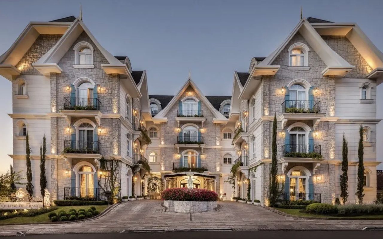 Eleito o segundo melhor hotel do mundo no prêmio 'Travellers’ Choice – Best of the Best 2026', promovido pela plataforma Tripadvisor, o Colline de France consolidou mais uma vez sua posição entre os empreendimentos de hospedagem mais bem avaliados do planeta. Localizado em Gramado, na Serra Gaúcha, o hotel também conquistou o primeiro lugar entre os estabelecimentos do Brasil, da América do Sul e das Américas. O resultado reforça uma trajetória de reconhecimento internacional que já havia coloca -  (crédito: Divulgação/Colline de France )
