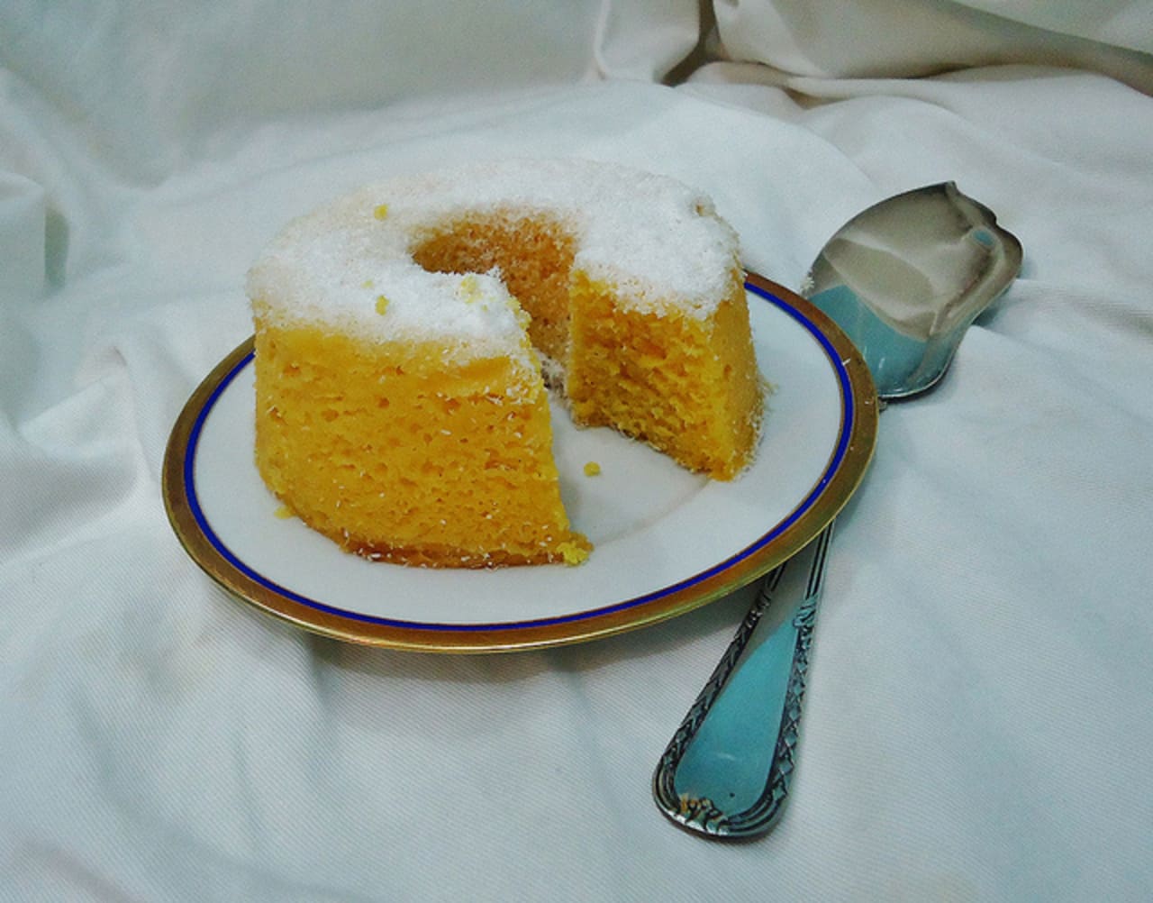 O bolo de milho é presença garantida nas barracas juninas, feito com milho fresco ou fubá, açúcar e leite, resultando em textura macia e sabor marcante. Nas quermesses, aparece em versões simples ou recheadas, sempre atraindo filas de visitantes. Ele representa a força da agricultura e a simplicidade da culinária caipira, tornando-se símbolo da festa.