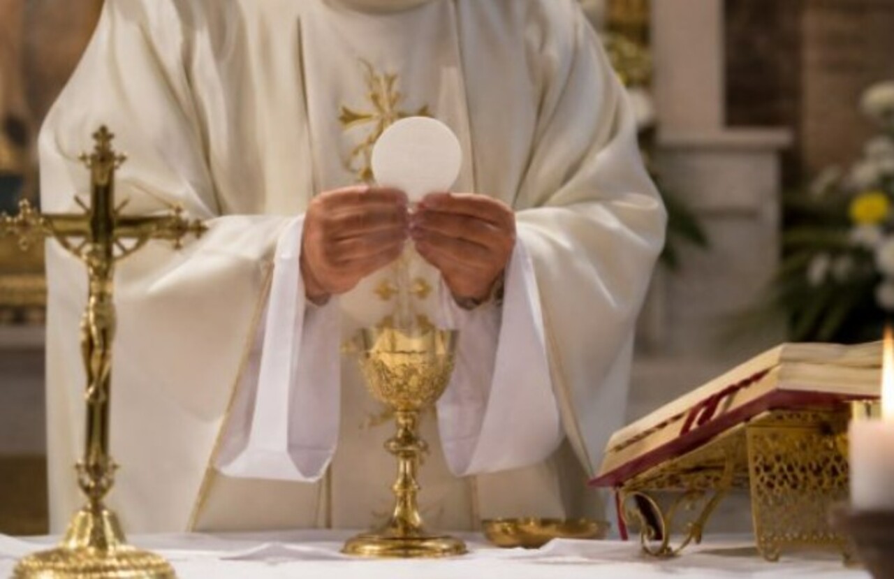 Além de seu significado religioso, a comemoração também carrega uma rica herança histórica e cultural que atravessa séculos. O nome Corpus Christi vem do latim e significa “Corpo de Cristo”. A celebração ocorre sempre em uma quinta-feira, cerca de 60 dias após a Páscoa.