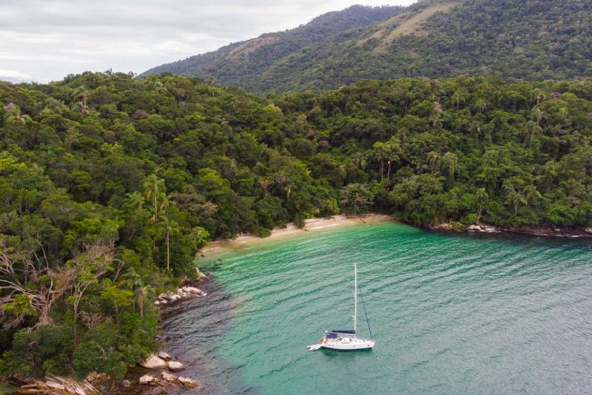 A Costa Verde é uma das regiões turísticas mais conhecidas do estado do Rio de Janeiro, que se estende ao longo do litoral sul fluminense entre os municípios de Itaguaí e Paraty. A área se destaca pela combinação de montanhas cobertas pela Mata Atlântica com um litoral repleto de praias, baías e ilhas. Entre seus destinos mais famosos estão Angra dos Reis, Mangaratiba e Paraty.