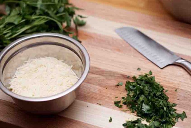 Cristais de sabor: origem, tipos e versatilidade do queijo parmesão
