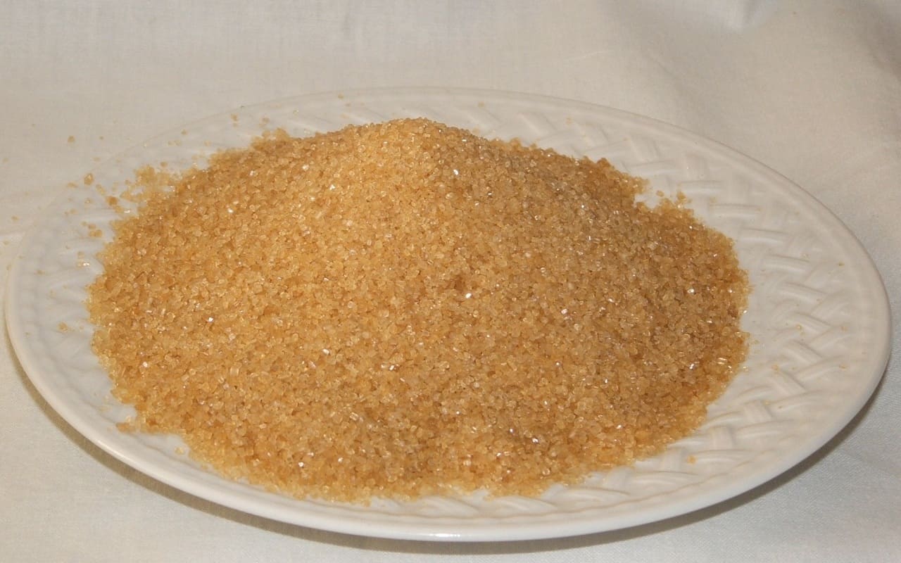 O açúcar demerara vem conquistando espaço nas cozinhas e nas mesas. Sua aparência dourada e cristais maiores chamam atenção, mas é o sabor suave e levemente caramelizado que atrai curiosidade. Muitos se interessam por ele justamente por manter parte dos nutrientes presentes na cana-de-açúcar, como cálcio e ferro. Além disso, é visto como opção menos processada, o que gera a sensação de estar escolhendo algo mais próximo da origem vegetal.Confira suas principais características e benefícios, fato -  (crédito: Glane23 wikimedia commons)