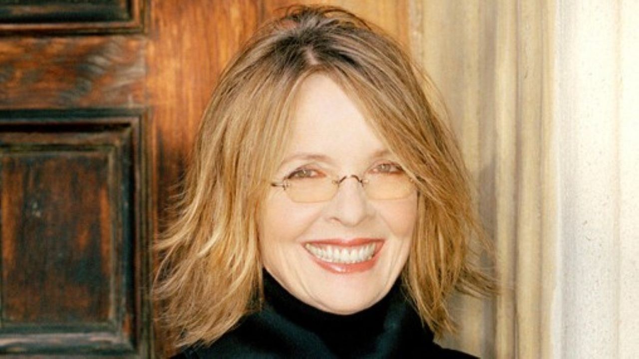 Diane Keaton terá parte de seu acervo pessoal leiloado em junho de 2026, oito meses após a sua morte, nos Estados Unidos. O evento, organizado pela Bonhams e pela Fine Art Group, acontecerá em Nova York e Los Angeles, com algumas etapas também disponíveis online. O acervo reúne mais de cinco décadas de colecionismo da atriz, ela  era uma grande colecionadora de livros de arte e fotografia. Entre os itens leiloados estão obras de arte, móveis, objetos de decoração e itens ligados à sua carreira,  -  (crédito:  Wikimedia Commons / Firooz Zahedi)