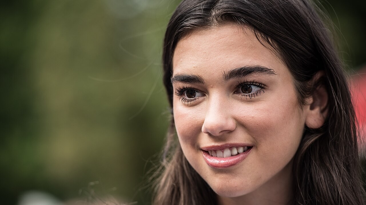 Filha de pais kosovares-albaneses refugiados, Os pais da artista deixaram a cidade de Pristina durante a Guerra Civil da Iugoslávia, em meados da década de 1990, e se refugiaram em Londres. Inclusive, quando Lipa nasceu, seus pais trabalhavam como garçons em bares e cafés da cidade. 
