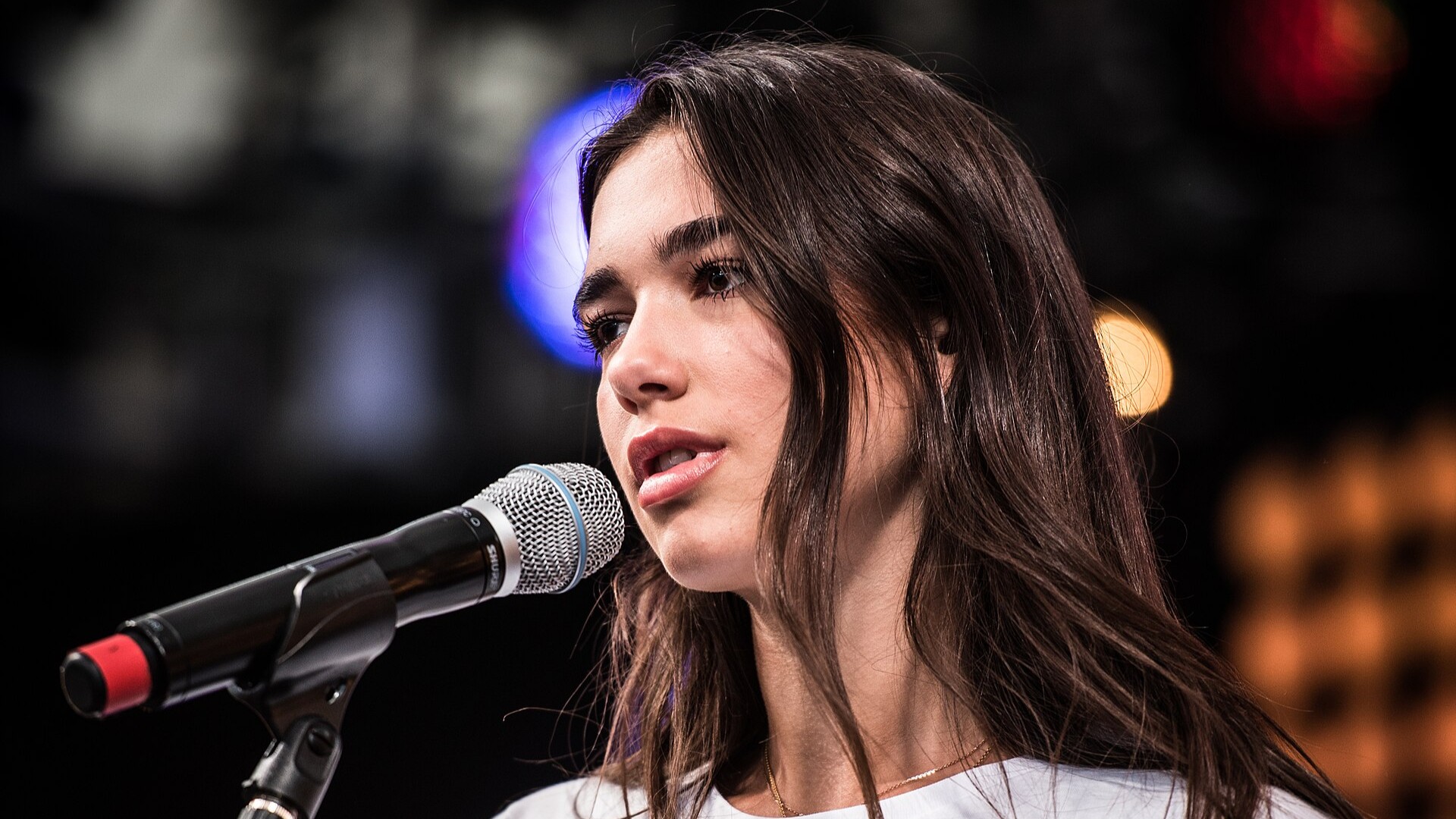 Ela passou, então, a gravar vídeos cantando músicas de outros artistas para o YouTube durante a adolescência e tentou a carreira de modelo. Até que em 2015, teve uma grande oportunidade de mostrar sua voz e conseguiu assinar um contrato com a Warner Music Group. Na época, lançou músicas como 