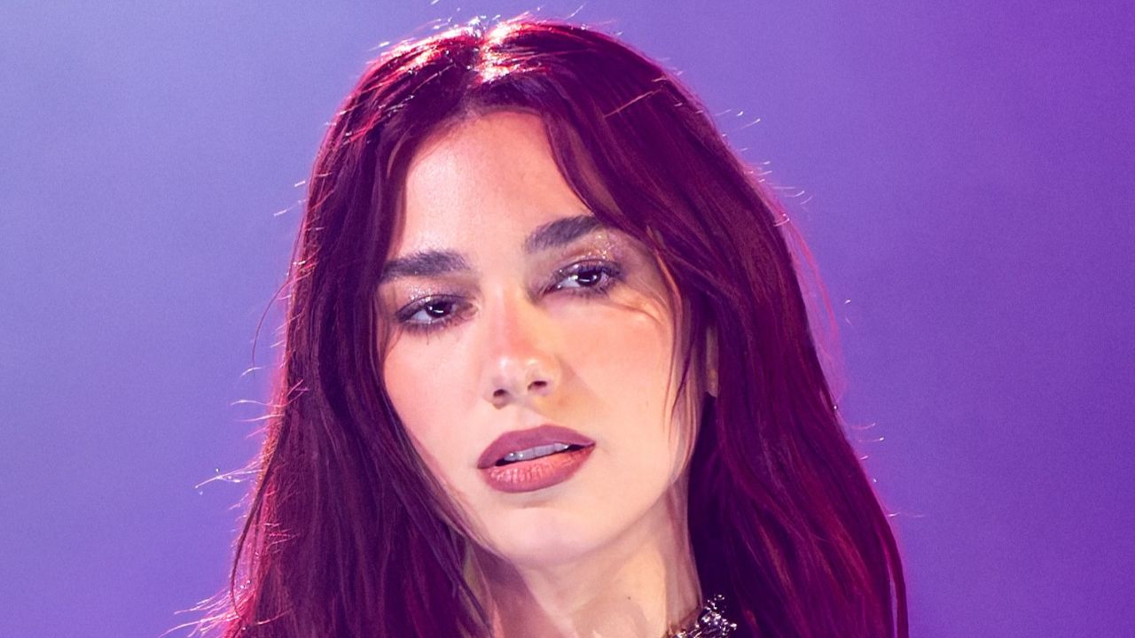 Conheça mais sobre a trajetória de Dua Lipa. Nascida em 22 de agosto de 1995, em Londres, na Inglaterra, ela se consolidou no mercado musical com diversos hits, como ‘New Rules”, “One Kiss”, “Don’t Start Now”, “Levitating”, prêmios e expressivos números nas plataformas digitais, por isso é considerada por muitos uma das maiores cantoras da nova geração. 