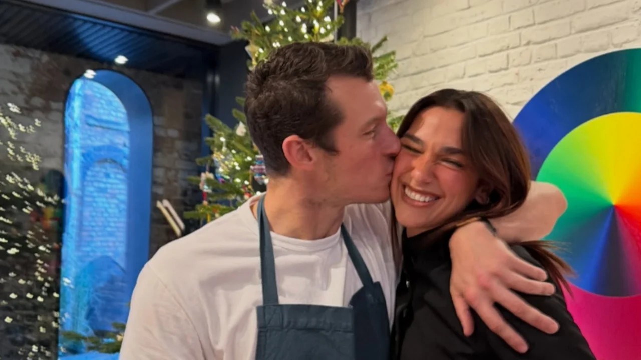 O relacionamento entre Dua Lipa e Callum Turner se tornou público no início de 2024. Em julho desse mesmo ano, os dois assumiram o romance nas redes sociais e, meses depois, surgiram os rumores de noivado, que depois foram confirmados pela artista. O ator, conhecido por estrelar filmes da franquia 