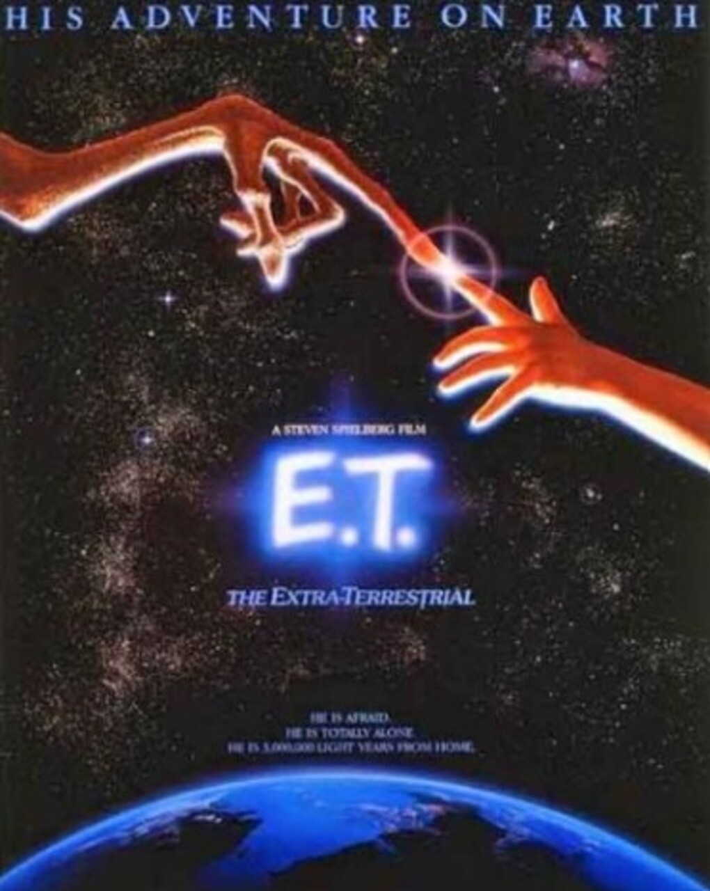 “E.T. O Extraterrestre” é uma célebre produção do diretor Steven Spielberg, que estreou em 1982. Ele se inspirou num amigo imaginário de sua infância, na década de 1960, quando seus pais se divorciaram. 