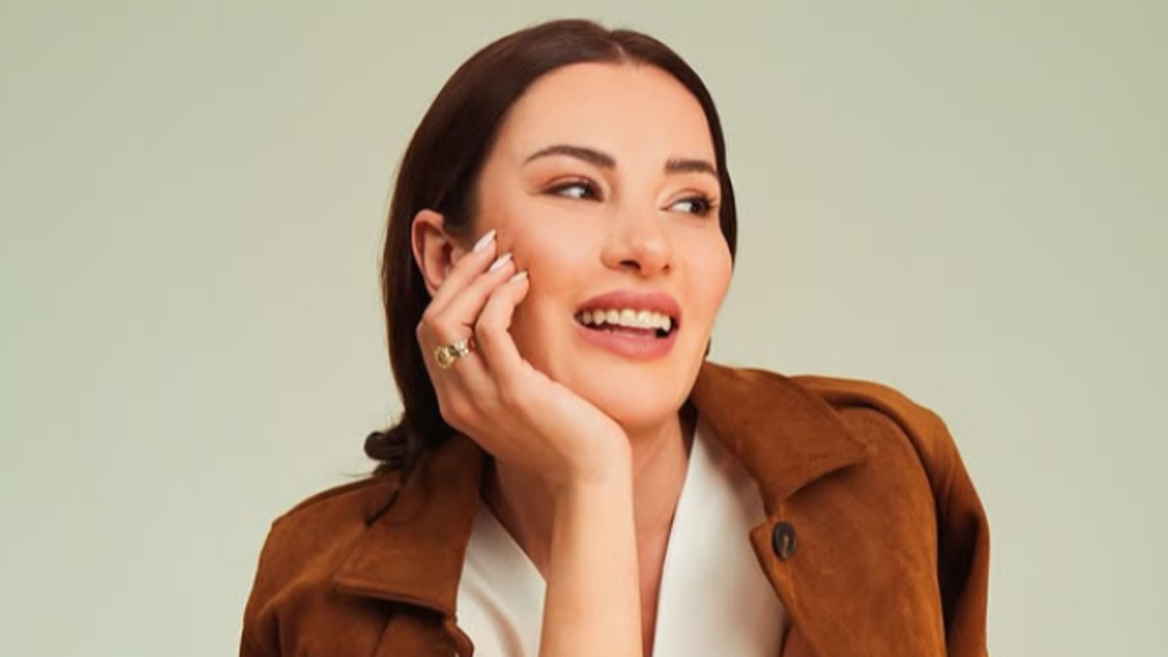 A atriz turca Ece ?rtem, conhecida do público brasileiro pelo papel de Hande na novela 'Coração de Mãe', exibida pela Record TV, morreu no dia 15 de junho de 2026, um dia após completar 35 anos. Ela foi encontrada inconsciente em sua residência em Istambul, enquanto estava acompanhada da mãe, Nuriye ?rtem. O advogado da atriz, U?ur Gökkoyun, informou que as primeiras avaliações apontam para um ataque cardíaco, mas ressaltou que o resultado definitivo depende do laudo da autópsia, cujo resultado  -  (crédito: Reprodução / Instagram)