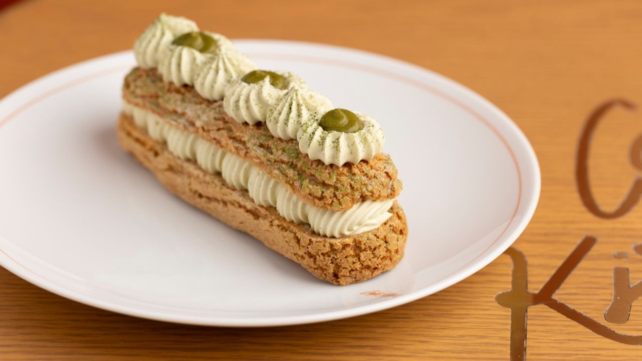 Entre os clássicos da confeitaria francesa, o éclair ocupa um lugar de destaque pela combinação de delicadeza, sabor e tradição. Conhecido no Brasil como bomba de chocolate, esse doce tem uma história que remonta à evolução da massa choux, uma preparação criada no século 16 e utilizada em receitas como profiteroles. Foi apenas no século 19 que o renomado chef francês Marie-Antonin Carême transformou essa massa no elegante formato alongado que conhecemos atualmente. Inicialmente chamado de duches -  (crédito: Pexels / Swarup Sarkar)