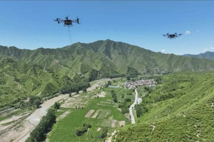Em feito inédito, Drones transportam até 650 quilos e transformam logística de obra em região montanhosa da China – Reprodução/CCTV Video News Agency