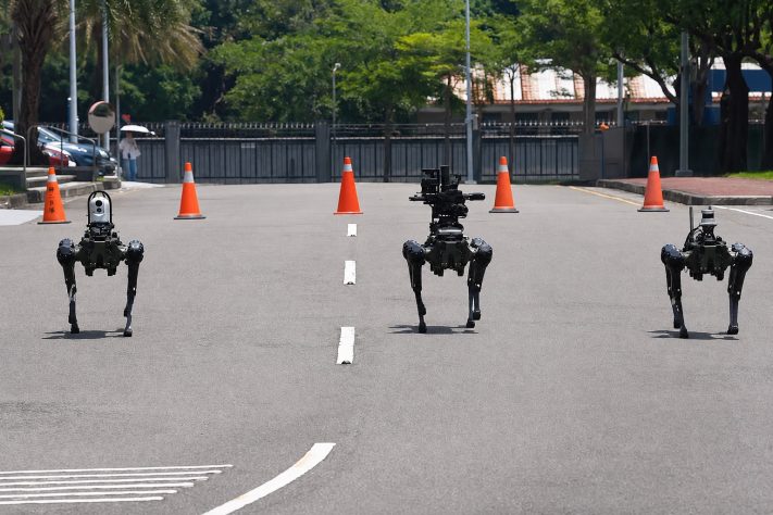 Em meio a tensões com a China, Taiwan apresenta três versões de cães-robôs militares – Reprodução/YouTube CNA English News