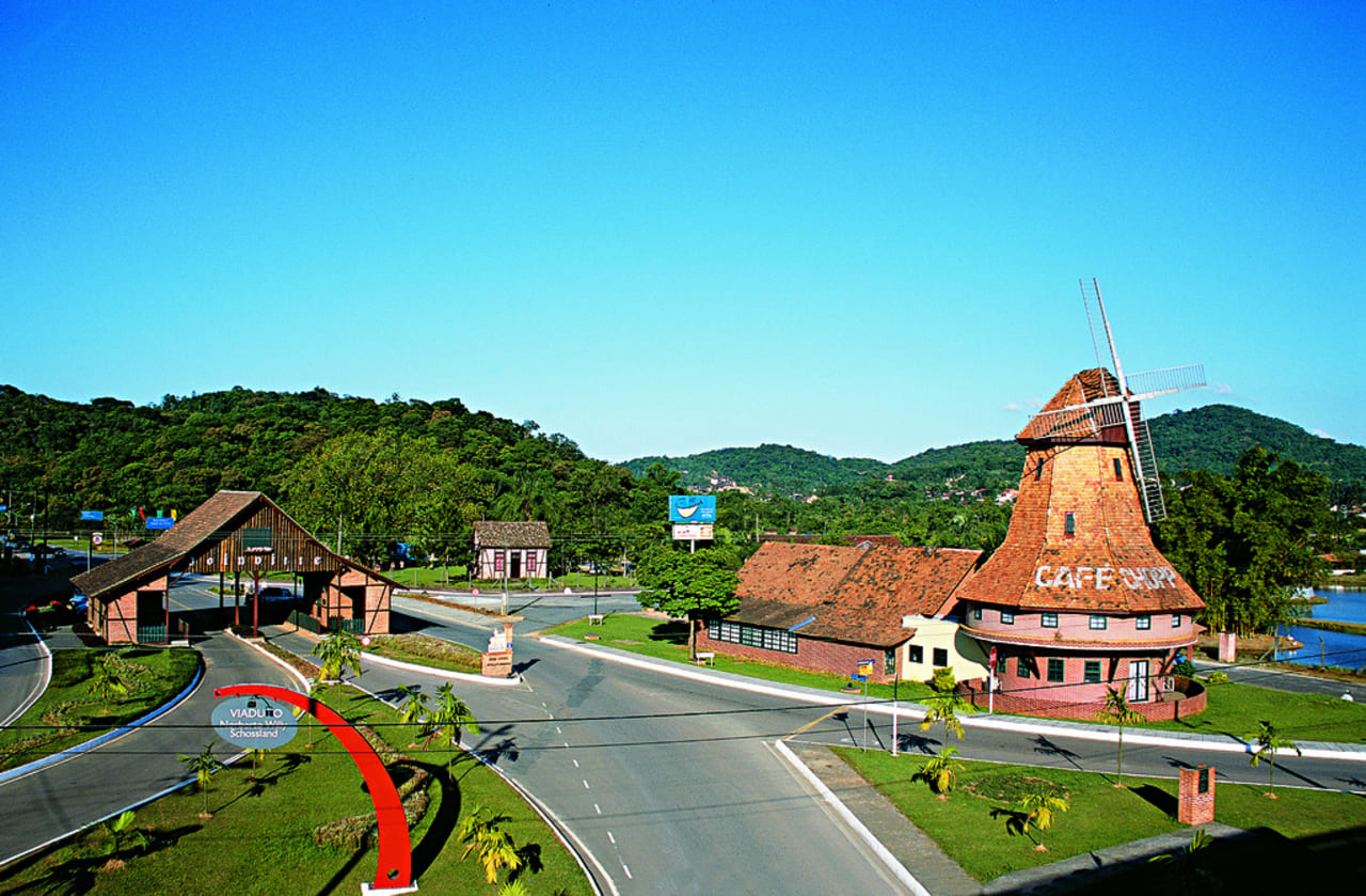 Joinville é a maior cidade de Santa Catarina e conhecida como a “Cidade da Dança”, título reforçado pelo festival, inclusive. Além da tradição cultural, destaca-se pela economia diversificada e a qualidade de vida, atraindo visitantes e novos moradores, e é responsável por mais de 10% do PIB catarinense. O ambiente urbano combina modernidade com natureza, oferecendo parques, museus e espaços culturais.