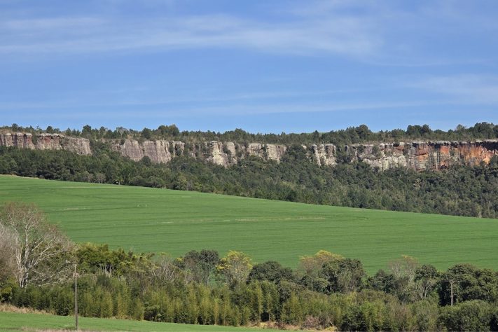 Escarpas Devonianas em Piraí do Sul - Wikimedia Commons/Cláudia Helena Degáspari