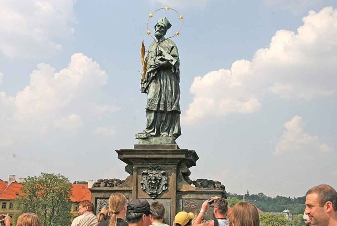Conheça a estátua de São João Nepomuceno, a mais antiga e famosa da Ponte Carlos em Praga