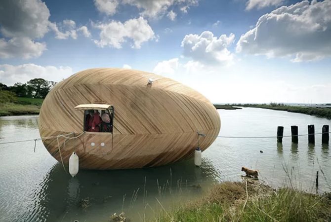 Nem barco, nem casa: artista viveu dentro de ovo flutuante para acompanhar mudanças climáticas na Inglaterra