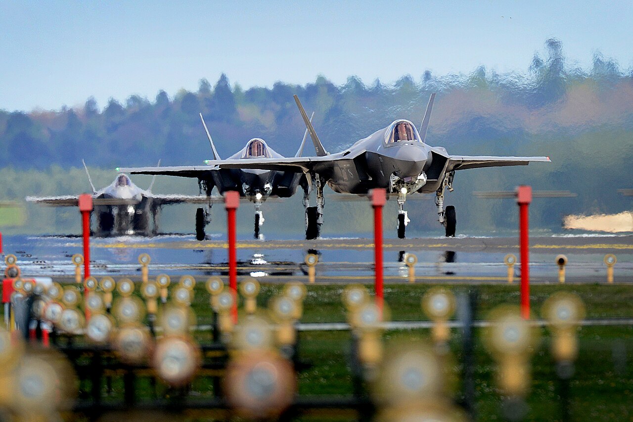 Uma curiosidade é que, durante a Segunda Guerra Mundial, o condado de Suffolk abrigou diversas bases da força aérea britânica e estatunidense. Algumas delas permanecem ativas até hoje, como a RAF Lakenheath e a RAF Mildenhall, ou foram transformadas em museus dedicados à história da aviação.