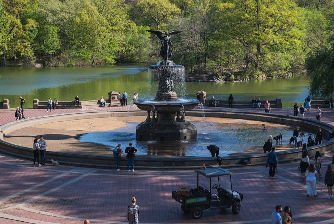 A imponente e ornamental fonte de Bethesda no Central Park