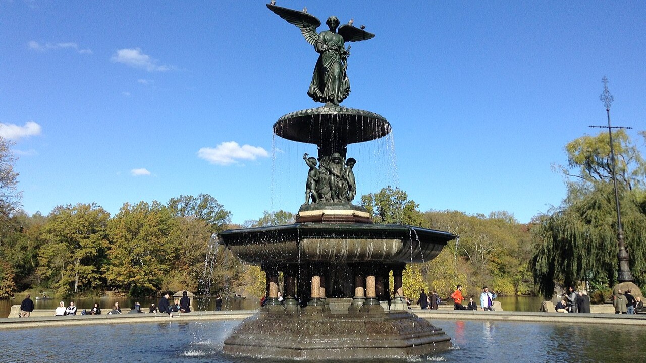 A Fonte de Bethesda é um dos monumentos mais conhecidos de Nova York. Ela está localizada no coração do Central Park, na área conhecida como The Terrace. Inaugurada em 1873, ela foi projetada pela escultora Emma Stebbins, que se tornou a primeira mulher a receber uma encomenda de arte pública por parte da cidade de Nova York. Esse feito torna a fonte ainda mais especial pela sua representatividade.  
 -  (crédito: Wikimedia Commons / Daniel Dimitrov)