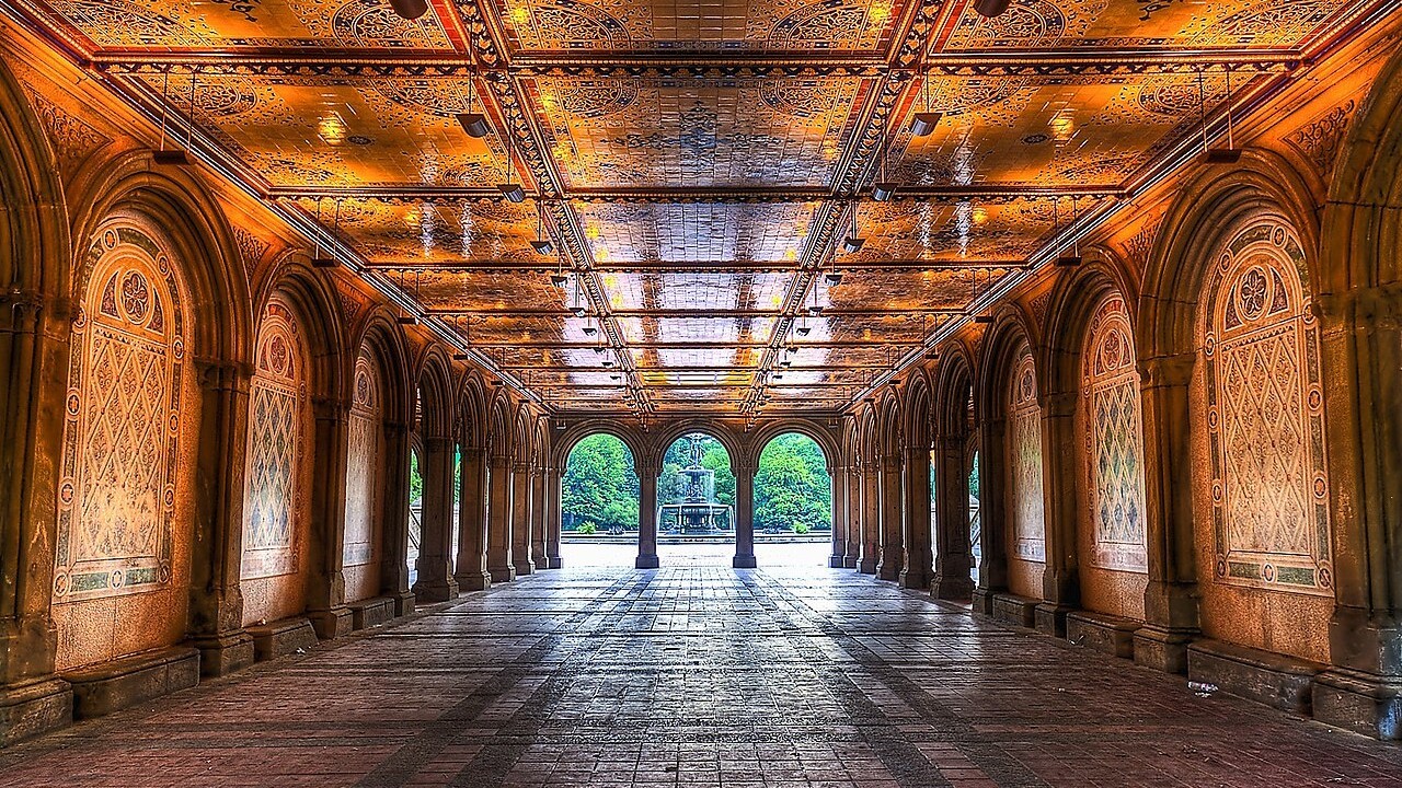 A fonte se integra ao projeto paisagístico do Central Park concebido por Frederick Law Olmsted e Calvert Vaux. A Terrace onde ela se localiza é uma das poucas áreas formalmente projetadas do parque, com escadarias de duplo lance, arabescos de pedra e um passeio arborizado que desemboca na fonte como ponto focal de perspectiva. 

