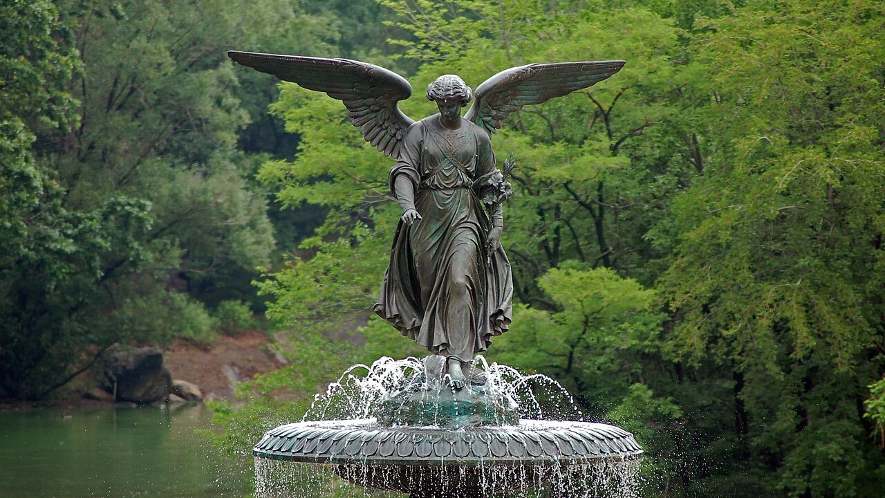A escultura central da fonte representa o Anjo das Águas, figura inspirada no Evangelho de João, que descreve um anjo descendo ao Tanque de Betesda em Jerusalém para curar as águas e os doentes. A figura alada repousa sobre um pedestal ornamentado, com quatro querubins ao redor representando a Temperança, a Pureza, a Saúde e a Paz. O conjunto escultórico foi fundido em bronze e erigido em cima de uma base de arenito de Dorset, criando uma composição harmoniosa que dialoga com a natureza ao redor