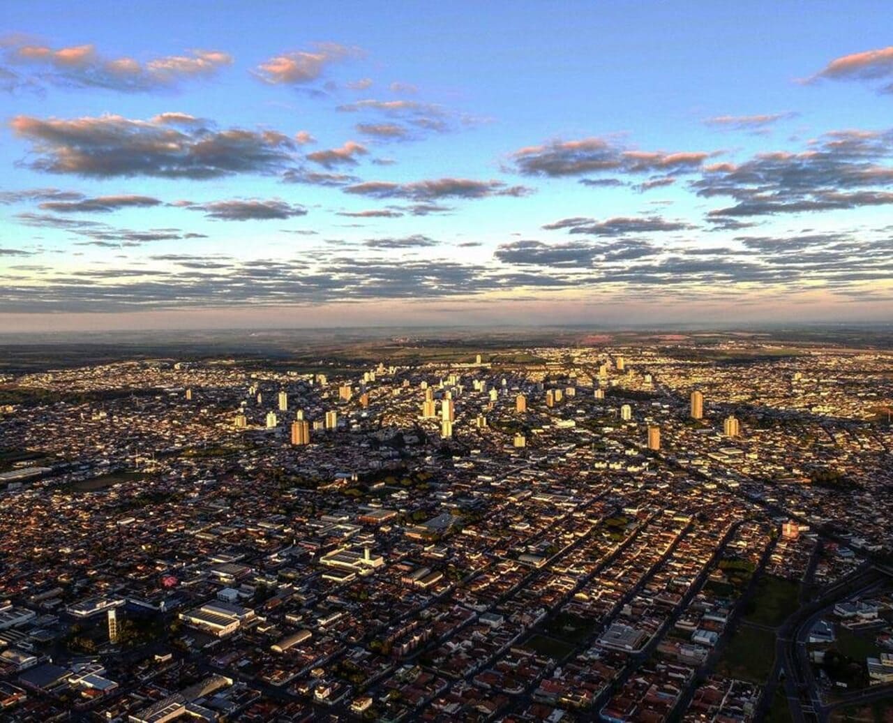 Franca é reconhecida nacionalmente como capital do calçado, mas seu peso vai além da indústria. Hospitaleira e com qualidade de vida, tem boas escolas, hospitais e espaços culturais. Com uma economia sólida e ambiente tranquilo, é uma das localidades mais promissoras do interior paulista. Além disso, mantém forte tradição esportiva no basquete, que projeta o nome da cidade em competições internacionais.