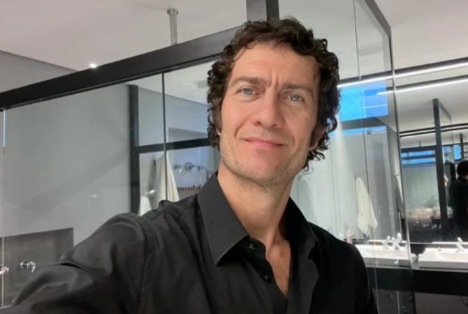 Gabriel Braga Nunes celebra fase no teatro e sucesso da peça “O Filho”