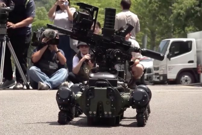 Em meio a tensões com a China, Taiwan apresenta três versões de cães-robôs militares