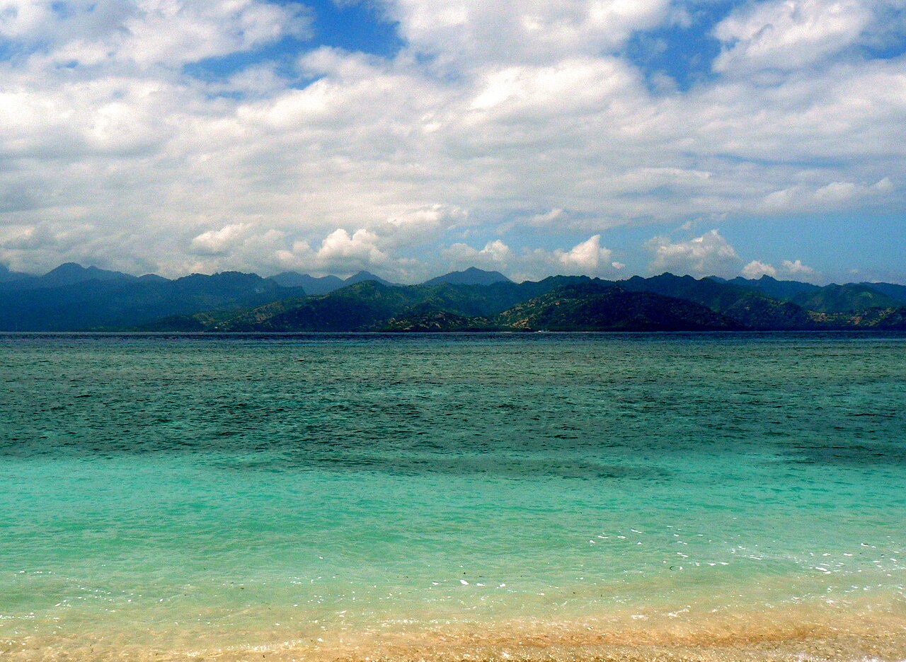 Na ilha de Gili Trawangan, o destaque é o mergulho em águas transparentes repletas de tartarugas e corais. Sem carros, a ilha promove uma experiência mais sustentável, onde bicicletas e charretes dominam o transporte. Essa simplicidade conecta o visitante com um estilo de vida mais leve e em harmonia com a natureza, reforçando a ideia de refúgio paradisíaco.