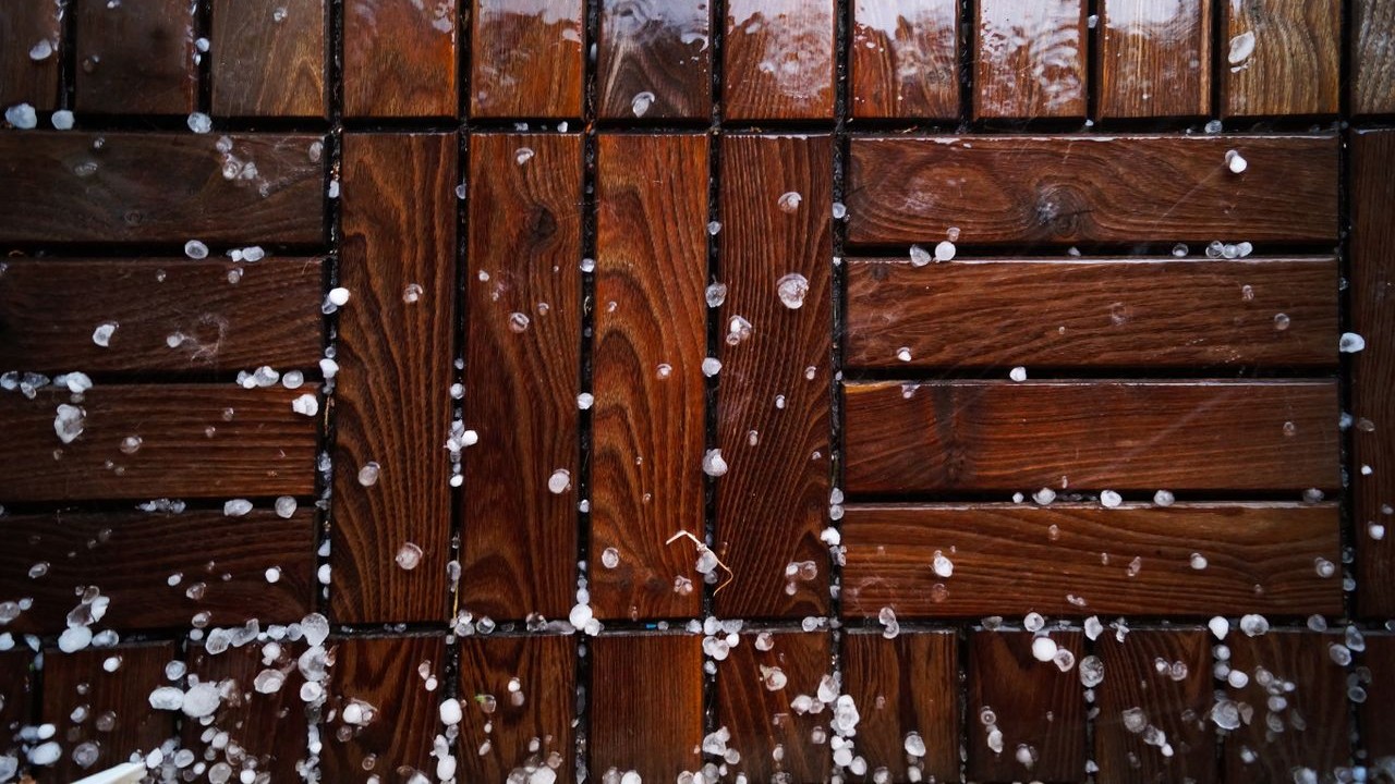 A chuva de granizo é um fenômeno natural em que pedaços de gelo caem do céu durante tempestades. Diferente da neve, o granizo não é macio nem leve. Ele chega ao solo em bolinhas ou pedaços duros, que podem variar do tamanho de um grão de areia até o de uma laranja. Embora seja mais comum em regiões de clima temperado, ele também ocorre em países tropicais, inclusive no Brasil. Mas você sabe como ele é formado? O granizo se forma dentro de nuvens do tipo cumulonimbus, nuvens de grande desenvolvim -  (crédito: Pexels /  Stefan Stefancik )