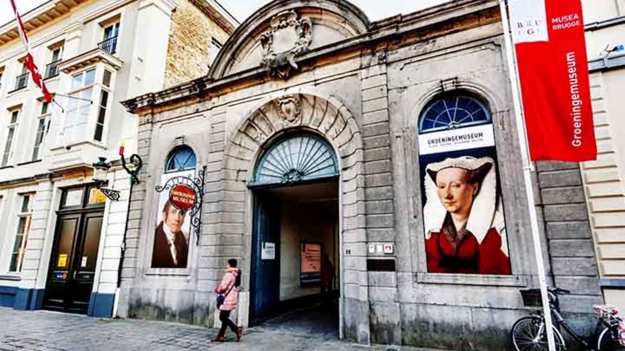 Em Bruges, também está localizado o Museu Groeninge, um dos museus mais importantes da Bélgica, que reúne uma coleção impressionante de arte flamenga. O acervo inclui obras de mestres como Jan van Eyck, Hans Memling e Hieronymus Bosch, além de exposições de arte moderna e contemporânea. A visita permite um mergulho na história da arte, do século 15 até os dias atuais.
