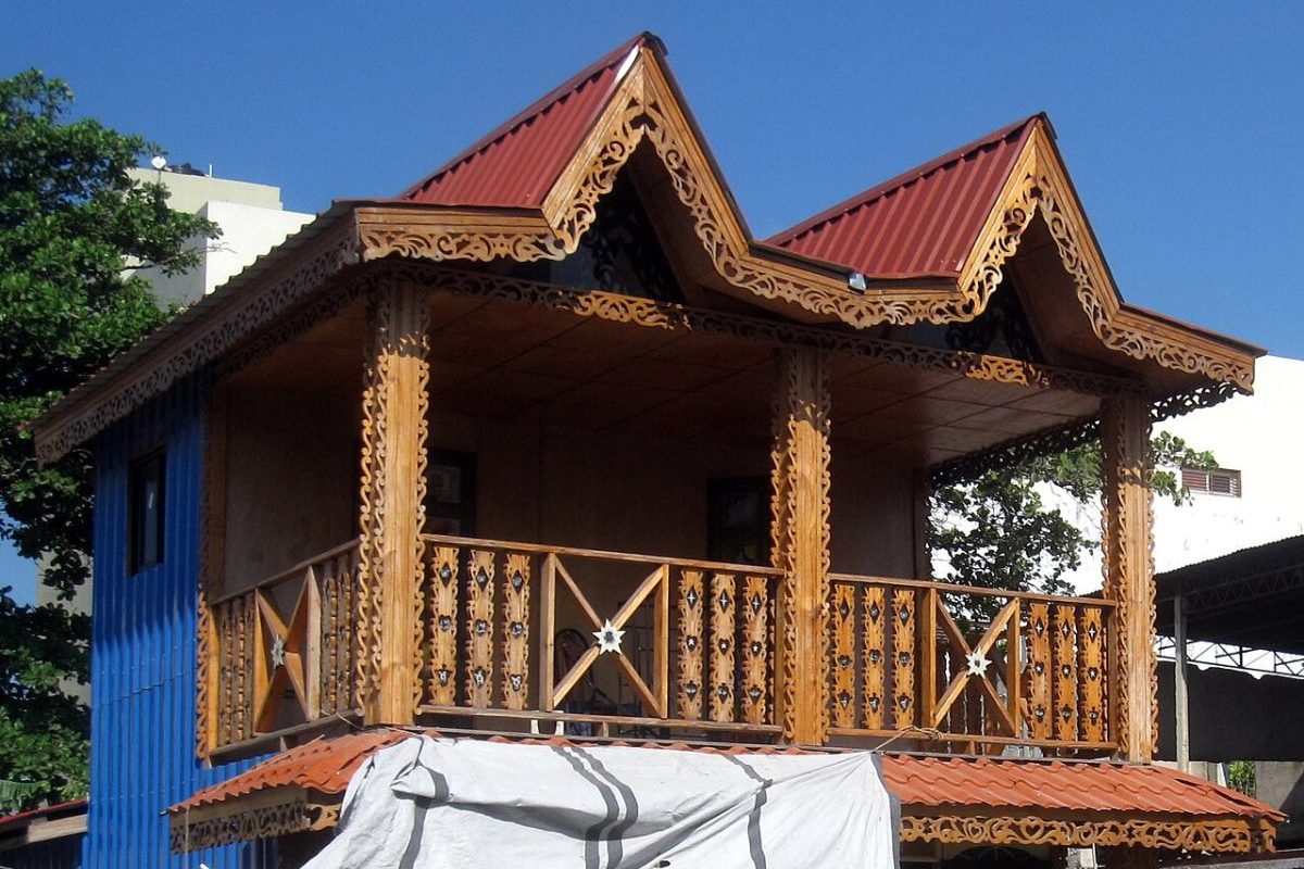 A paisagem urbana de Porto Príncipe, a capital do Haiti, abriga um dos patrimônios culturais mais fascinantes e resilientes do Caribe: as famosas casas gingerbread. Com fachadas repletas de ornamentos, varandas trabalhadas e detalhes decorativos elaborados, essas residências surgiram no final do século 19 e se transformaram em um dos maiores símbolos da identidade arquitetônica do país. O nome faz referência aos tradicionais biscoitos de gengibre decorados, já que a riqueza dos acabamentos lembr -  (crédito: Flickr - Stefan Krasowski)