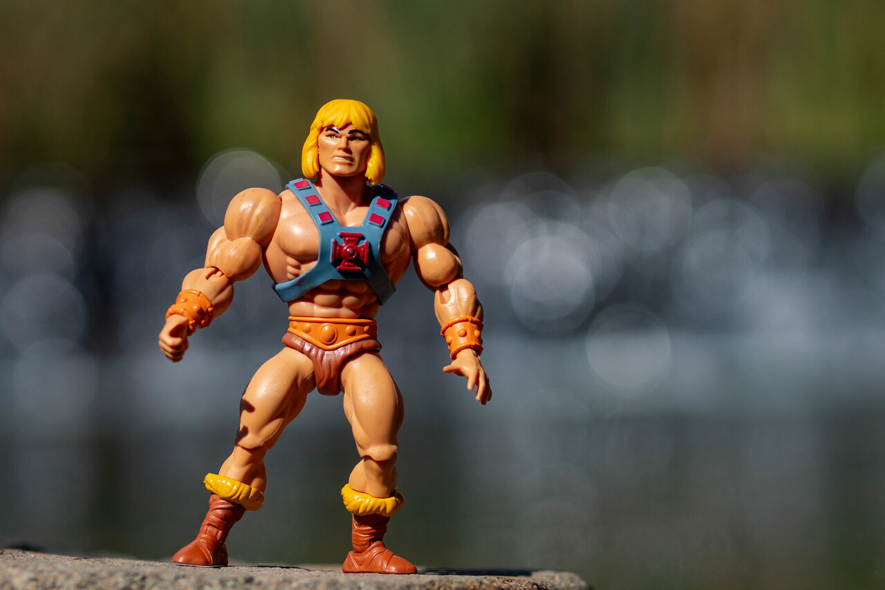 Nas décadas seguintes, a marca passou por diferentes fases. Novas séries animadas, relançamentos de brinquedos e projetos especiais mantiveram vivo o universo de Eternia, mesmo longe do auge alcançado nos anos 1980.