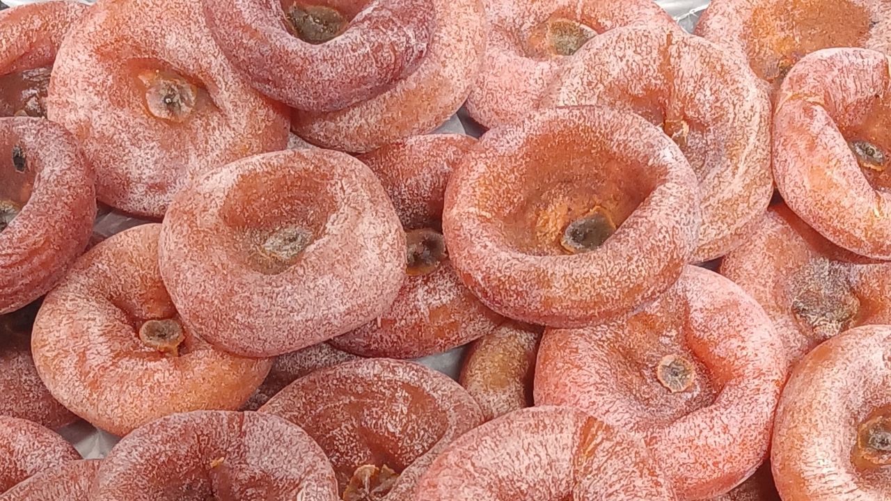 O hoshigaki também é uma questão de identidade cultural e tem valor afetivo para muitas pessoas. É o caso da artista brasileira Kaori Nagata, que produz os próprios caquis desidratados como forma de preservar memórias familiares da avó materna. 
