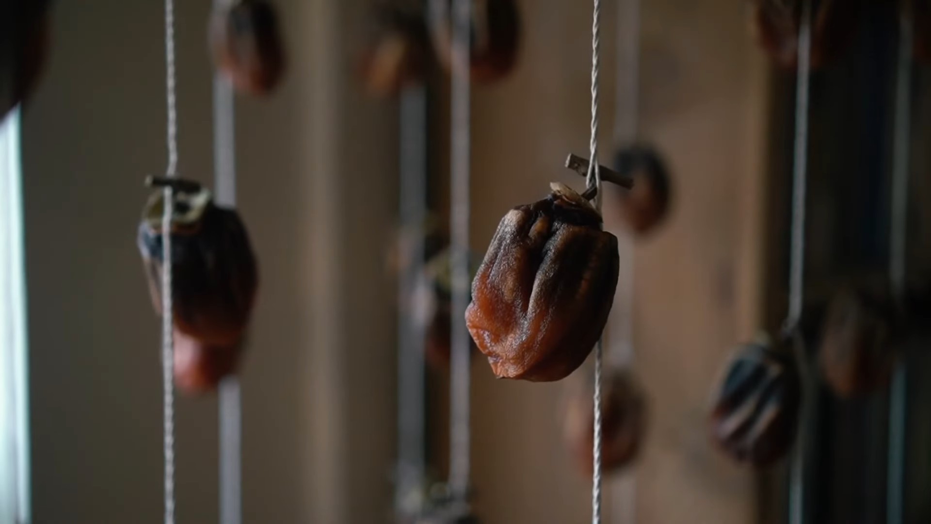 Embora o processo pareça simples, sua execução exige paciência e dedicação. Os caquis são descascados cuidadosamente para preservar as hastes, pendurados em varais e deixados para secar por semanas. Durante esse período, cada fruta precisa ser massageada manualmente diversas vezes para que a polpa fique mais macia e uniforme. O resultado é um doce natural que concentra os sabores da fruta e simboliza a passagem do tempo em cada etapa de sua produção.
