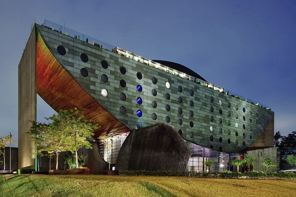 Em meio aos edifícios da região dos Jardins, em São Paulo, uma construção se destaca como uma das obras arquitetônicas mais marcantes do Brasil. Trata-se do Hotel Unique, projetado pelo arquiteto Ruy Ohtake. O prédio, que virou um ícone da paisagem paulistana graças ao formato incomum que lembra a estrutura de um navio invertido com cerca de 84 metros de extensão, desafia padrões tradicionais ao apresentar uma parte superior ampla apoiada sobre uma base relativamente estreita. Tal característica -  (crédito: Divulgação)