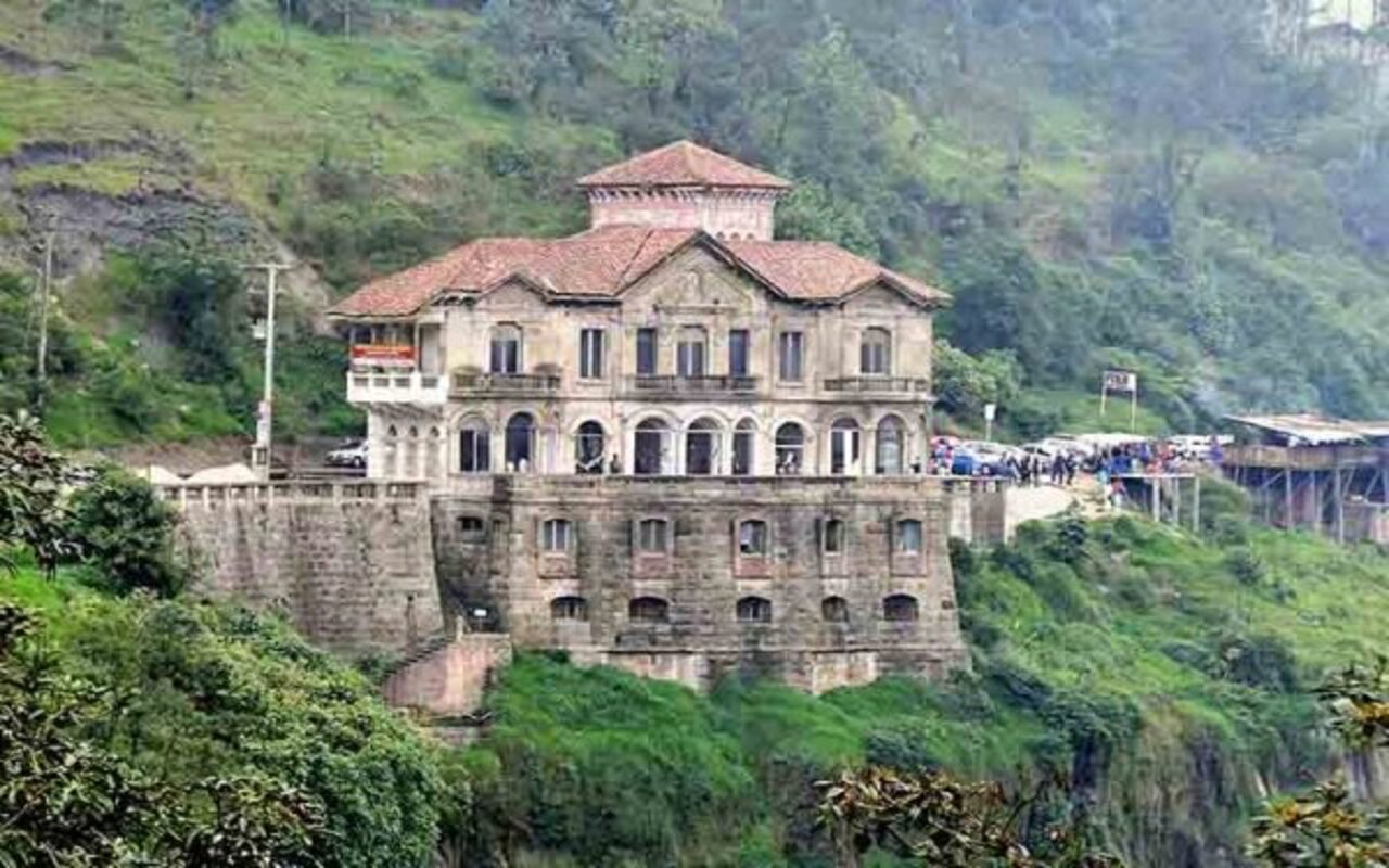 Erguido à beira de um penhasco e diante de uma emblemática cachoeira na Colômbia, o antigo Hotel del Salto, na cidade de San Antonio del Tequendama, tem uma história envolta em fascínio e enigma. Sua arquitetura imponente e localização privilegiada despertam a curiosidade de visitantes há décadas. Ao longo do tempo, o edifício acumulou relatos, lendas e episódios que contribuíram para transformar o local em um dos mais misteriosos e comentados do país. -  (crédito: Petruss/Wikimedia Commons)