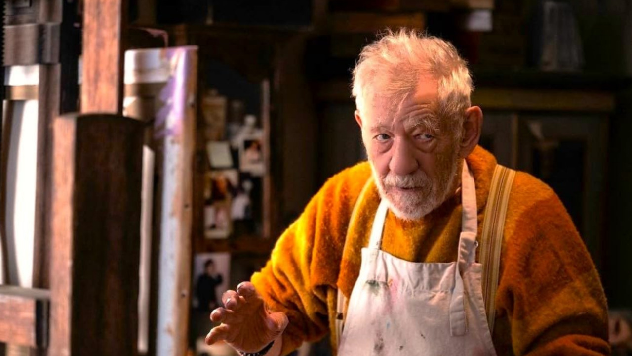 Ian McKellen recebeu muitos elogios da crítica especializada por sua atuação em “The Christophers”, novo filme dirigido por Steven Soderbergh. Conhecido por personagens icônicos como Gandalf e Magneto, e com duas indicações ao Oscars, o veterano ator entrega uma das interpretações mais elogiadas de sua carreira. O longa conquistou a crítica internacional, alcançou 96% de aprovação no Rotten Tomatoes e é considerado por muitos veículos especializados um dos melhores filmes do ano. O filme, porém, -  (crédito: Divulgação)
