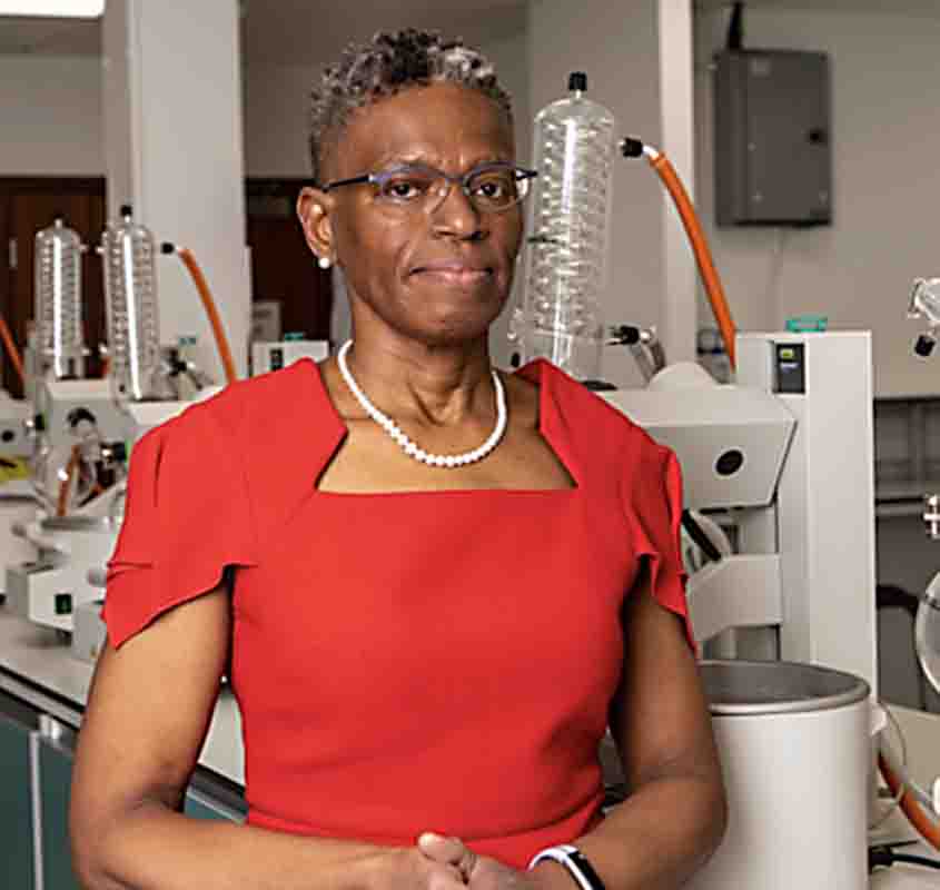Ijeoma Uchegbu, mulher viveu em abrigo para moradores de rua e se tornou uma cientista prestigiada - Divulgação/University of Cambridge