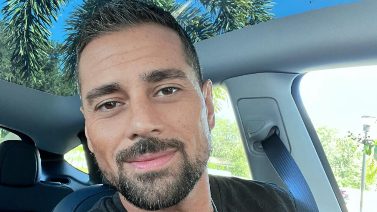 Conheça, a seguir, mais sobre a trajetória de J.R. Ramirez. Nascido em 8 de outubro de 1980, em Matanzas, Cuba, o ator é conhecido por seus trabalhos em “Power” e “Jessica Jones”, mas, principalmente, por interpretar Jared Vasquez na série de sucesso “Manifest”, da NBC/Netflix.
