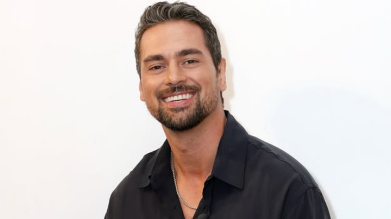 J.R. Ramirez está no elenco de “Não É Bem Assim”, nova série dramática do Prime Video e  falou sobre sua participação na produção. A série acompanha duas famílias que eram muito próximas e que precisam reconstruir suas vidas após grandes mudanças. Na trama, após a morte da esposa, Jenny, o pastor Malcolm Jeffries luta para criar seus três filhos e seguir em frente. Já Lori Soto, melhor amiga de Jenny, mãe de dois filhos e recém-divorciada, encontra apoio em Malcolm, enquanto sentimentos inespera -  (crédito: Reprodução / Instagram)