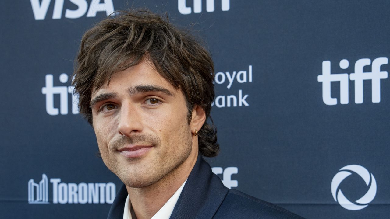 Conheça mais, a seguir, sobre a trajetória de Jacob Elordi. Nascido em 26 de junho de 1997, em Brisbane, Queensland, na Austrália, ele é um ator conhecido principalmente por ter atuado em projetos como 
