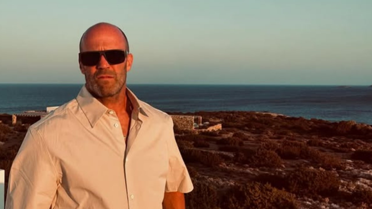 Statham tinha um grande interesse por esportes, como artes marciais, futebol e, principalmente, saltos ornamentais. Em 1985, ele começou a frequentar a Escola Nacional Britânica de Saltos Ornamentais e, naquele mesmo ano, competiu nas seletivas olímpicas para os Jogos de Seul, em 1988. Embora não tenha se classificado, Statham participou de outras competições internacionais, incluindo os Jogos da Commonwealth de 1990. Após não conseguir entrar para a seleção nacional para os Jogos de Atlanta, em